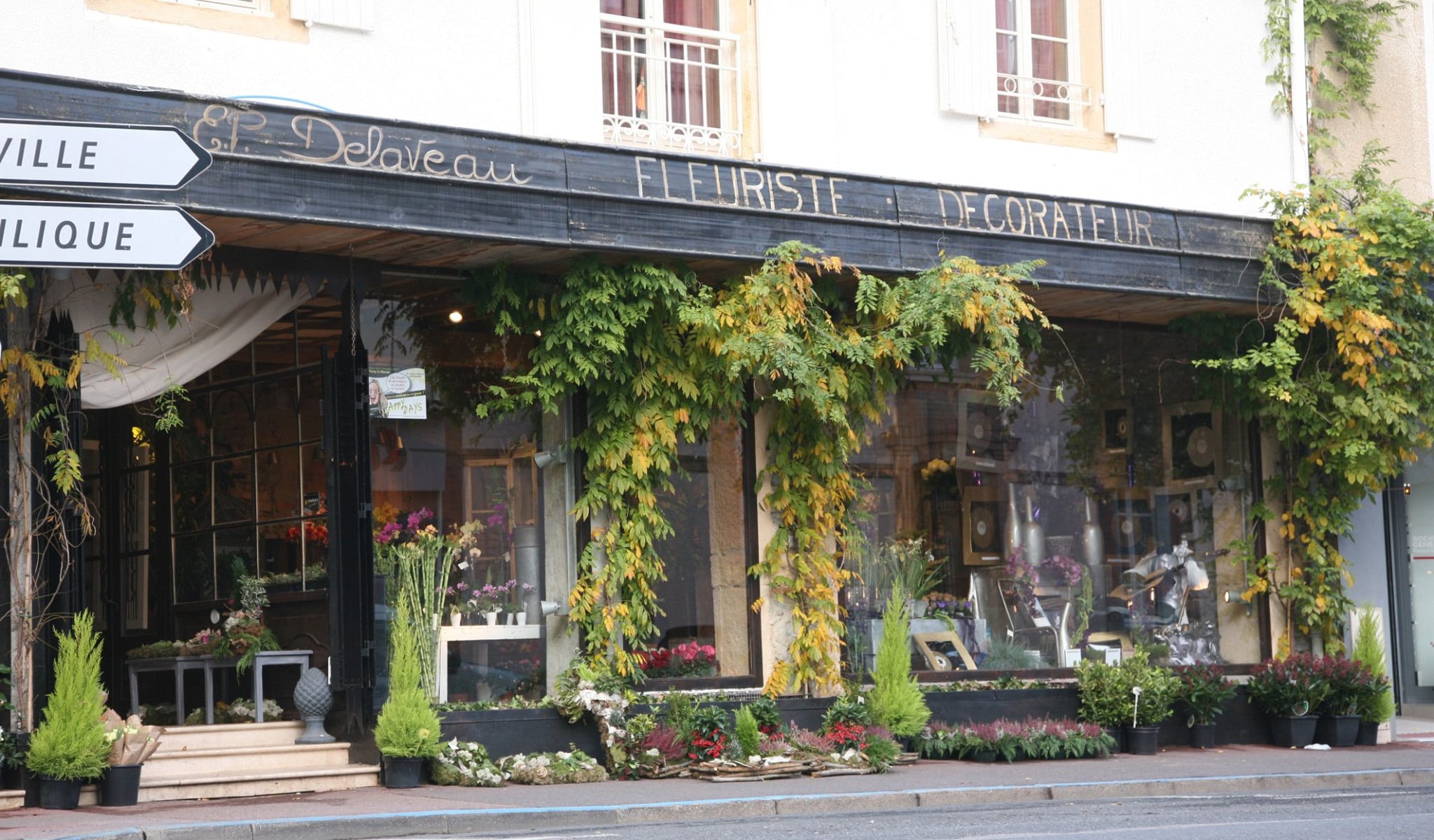 Fleuriste Décorateur EP Delaveau La Closeraie Paray-le-Monial 71 Saône-et-Loire Bourgogne Fleurs Mariage Deuil Bouquet composition florale salle de réception (3)